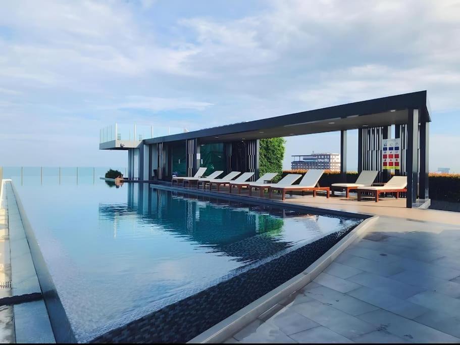 Sea View 2 Bed At Excellent Location Apartment